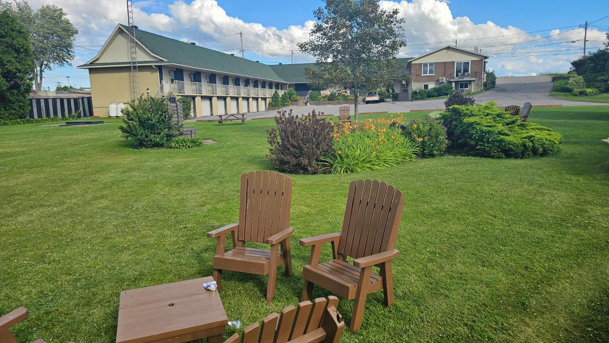 Hotel Oasis Lac St-Louis Салабери дьо Валифийлд Екстериор снимка